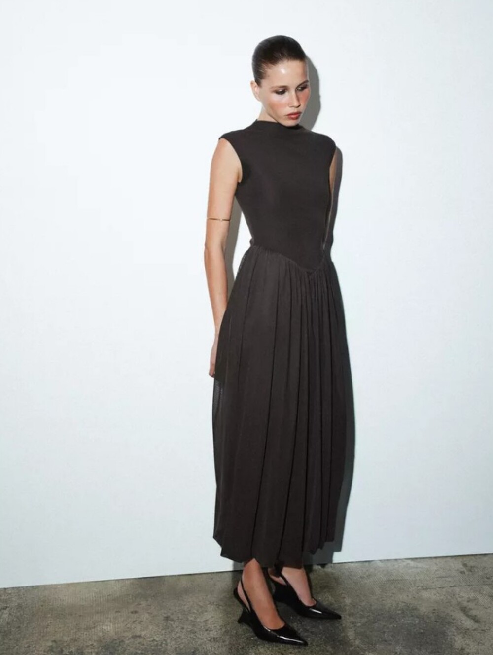 Zara Black Sleeveless Pleated Midi Dress